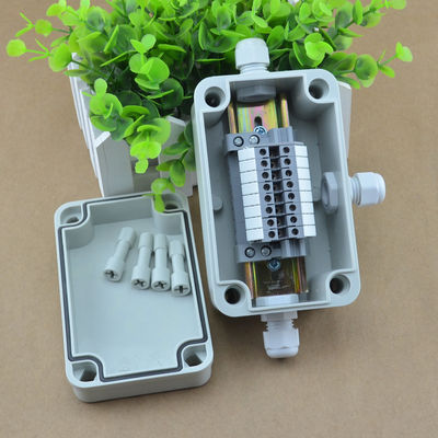 IP65 Wasserdichte Kabel-Kreuzung Box 80*130*70mm mit UK2.5B Din Rail Terminal Blöcke 1 in 3 aus